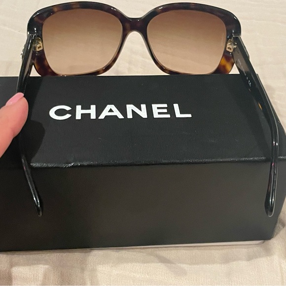 CHANEL Brown Tortoise Sunglasses - Picture 3 of 5
